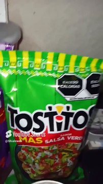 #botanas y #bebidas #tostitos #cervezas #ultra acostado en la cama pasandola muy bien agusto y feliz