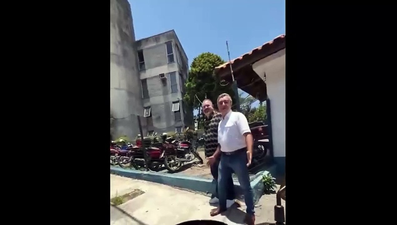 Ce motard fou aime bien faire des blagues... un peu flippantes