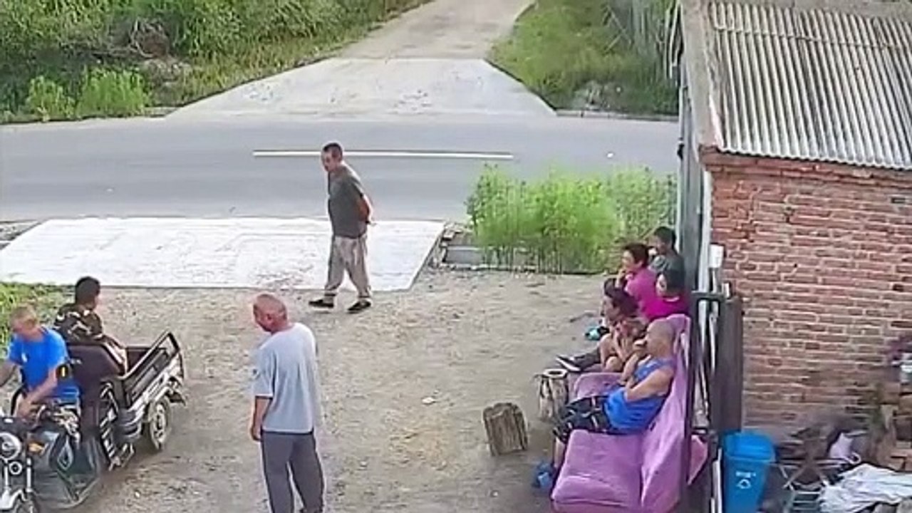 Ces 2 papys en marche arrière vont avoir beaucoup de chance