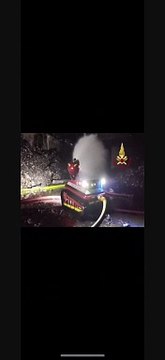 Così l'incendio di materiale plastico viene spento dal robot