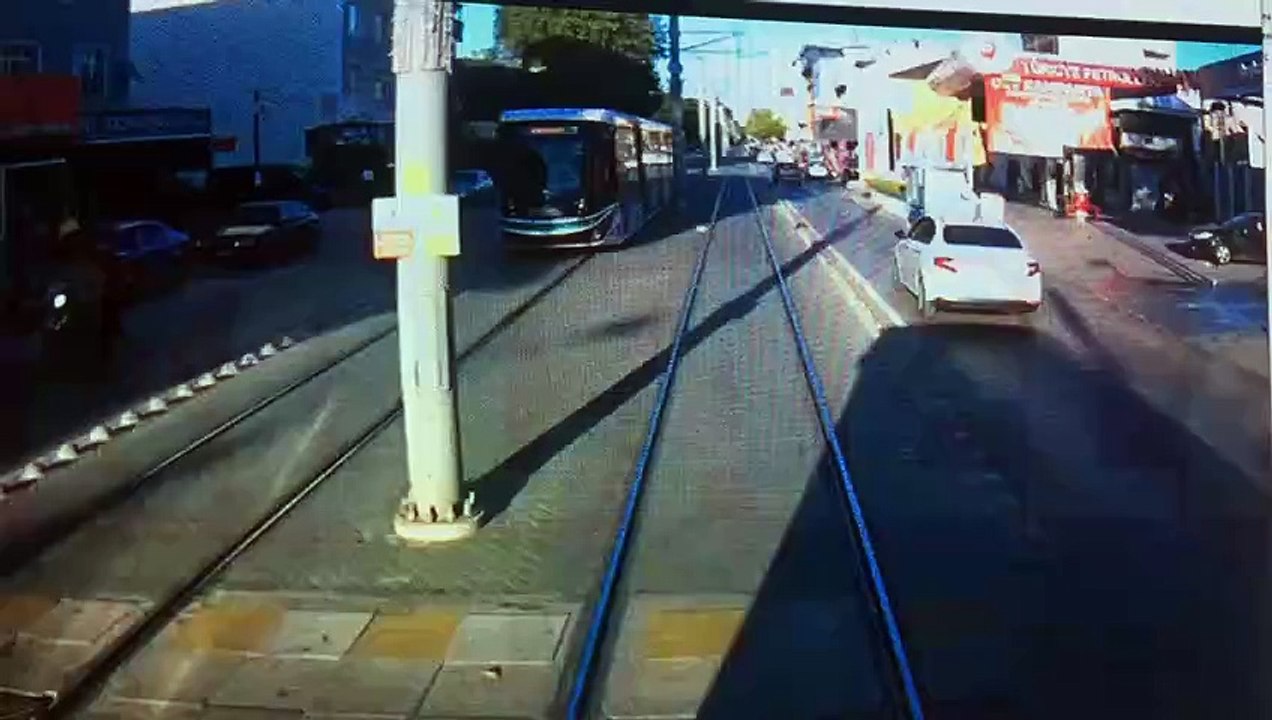 İzmit'te feci kaza! Tramvayın çarptığı yaya hayatını kaybetti...