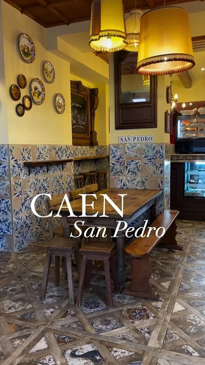 Bienvenue au Quai Vendeuvre à Caen au @sanpedrocaen, où l'Espagne s'invite avec ses délicieux pintxos et des vins envoûtants ✨  Deux salles, deux ambiances : on plonge dans l'effervescence d'un authentique bar espagnol a ou l'on fait un bond dans le pas