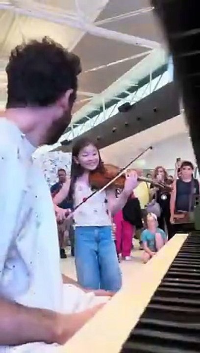 A 10-year old violin prodigy plays Vivaldi Summer with me and SHOCKS the whole Airport