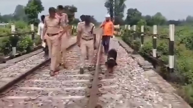 फर्रुखाबाद कासगंज पैसेंजर ट्रेन को पलटाने का प्रयास, मौके पर मिली शराब की बोतल, एसपी का बड़ा खुलासा
