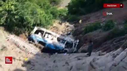Pakistan'da yolcu otobüsü uçuruma yuvarlandı