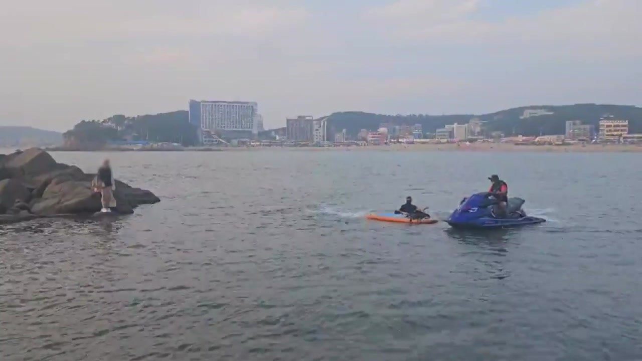 인천 영종도 갯바위에 고립된 20대 구조 / YTN