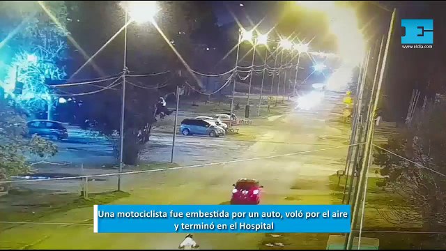 Una motociclista fue embestida por un auto, voló por el aire y terminó inconsciente en un hospital de Ensenada
