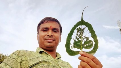 हरे पत्तों पर कन्हैया के माखन चोरी का लघु रूप देख लोग हुए हैरान,कला के लोग हुए मुरीद