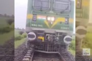 Video: रेलवे की पटरी है या मखमल का बिस्तर! छतरी लेकर ट्रैक पर ही सो गया शक्स, रोकनी पड़ी ट्रेन