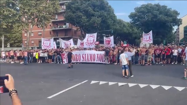 Video - I tifosi granata in corteo: l'arrivo al piazzale Grande Torino