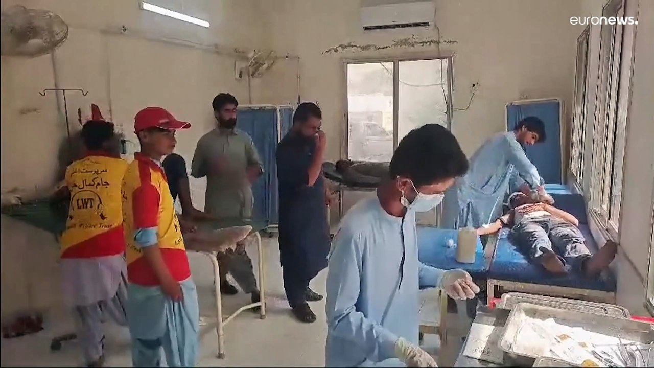 مقتل 35 شخصًا على الأقل وإصابة العشرات في حادثي حافلتين منفصلين بباكستان