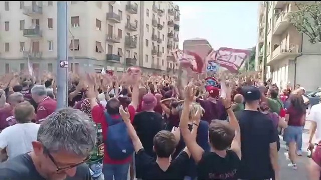 Torino, diecimila tifosi granata in piazza contro il presidente: Cairo Vattene