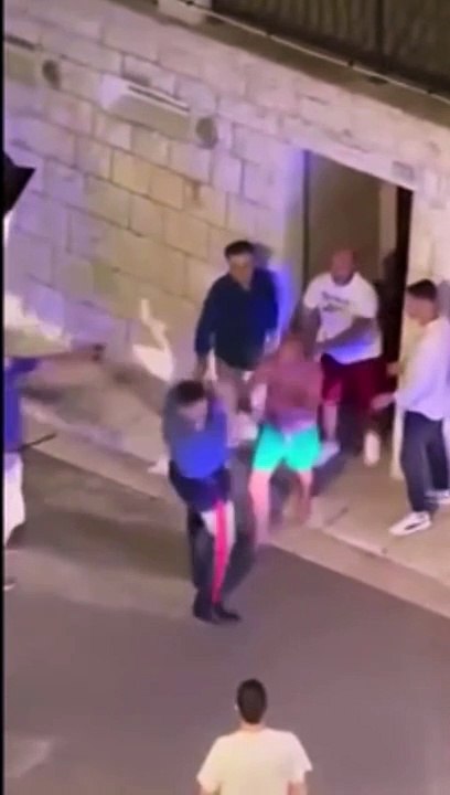 Locorotondo, carabiniere in divisa picchiato a calci e filmato sui social mentre tenta di sedare una rissa.