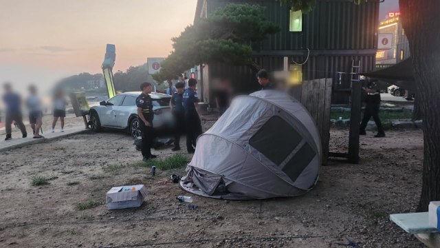 인천 강화 해수욕장에 차량 돌진...2명 병원 이송 / YTN