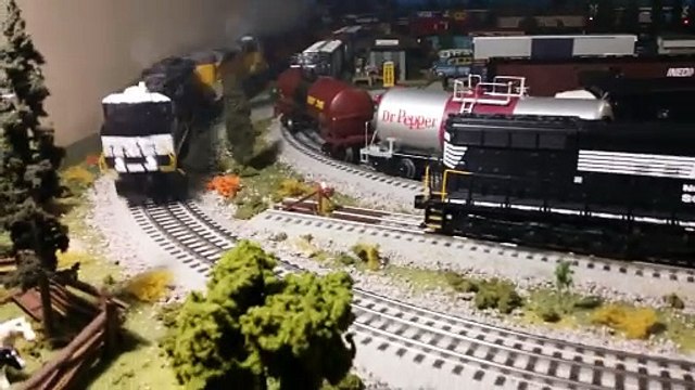 MTH O gauge Norfolk Southern and Union Pacific SD-70ACe lashup