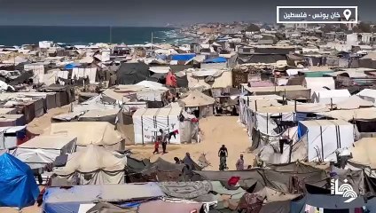 نازحون ينصبون خياماً على شاطئ بحر خان يونس لعدم توفر أماكن للنزوح في قطاع غزة