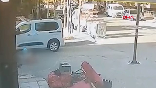 Beylikdüzü'nde otomobilin 4 çocuğa çarpıp üzerinden geçtiği kaza kamerada