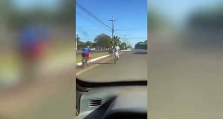 Vídeo mostra mulher atacando carro de candidato a vereador com pedaço de madeira