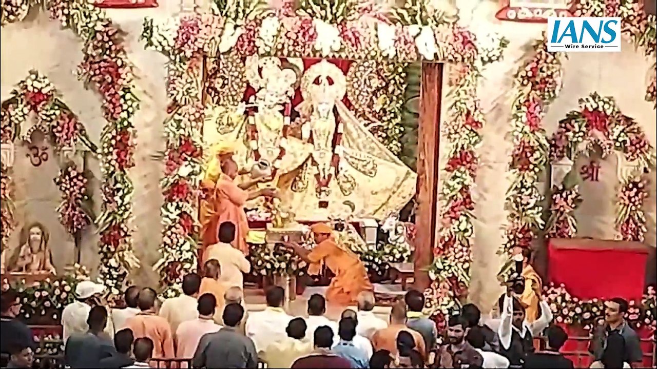 CM Yogi Adityanath ने श्री कृष्ण जन्माष्टमी के अवसर पर श्री कृष्ण जन्मभूमि मंदिर में पूजा-अर्चना की