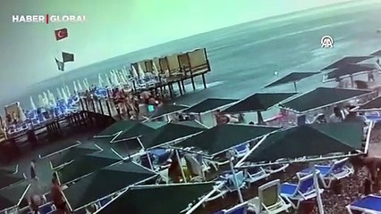 Kemer'de kuvvetli fırtına şezlong ve şemsiyeleri uçurdu