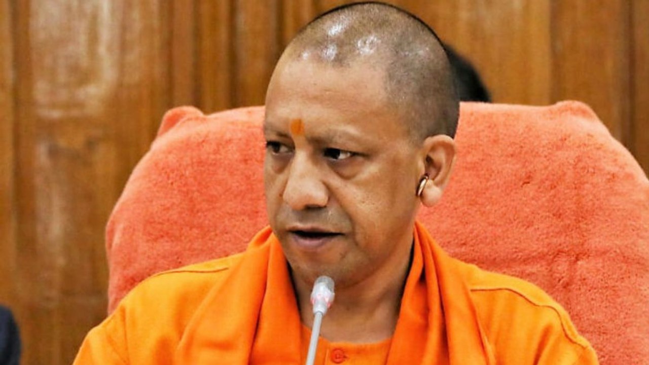 CM Yogi in Agra: जन्माष्टमी के मौके पर गरजे सीएम योगी, बांग्लादेश का जिक्र करते हुए बोले- बटेंगे तो कटेंगे