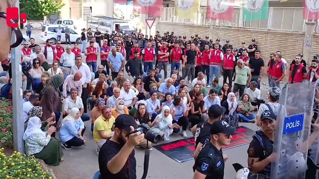 Katledilen gazeteciler için polis ablukasında açıklama... 'Her koşulda hakikatin sesi çıkacak' | Haber: Rojhat ABİ
