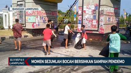 Momen Sejumlah Bocah Bersihkan Sampah Pendemo