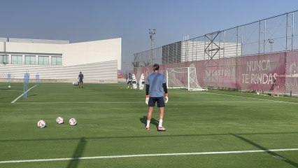 Los tres porteros del Sevilla FC trabajan golpeo de balón