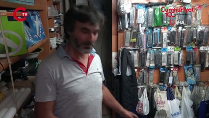 Sıcaktan bunalan sokak köpeği klimalı dükkanda serinledi