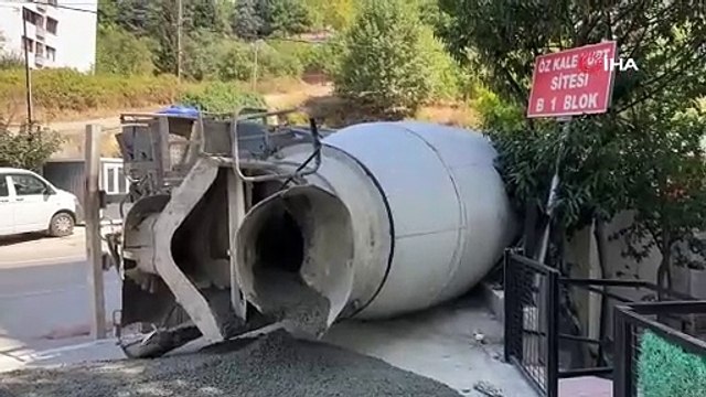 Korku dolu anlar kamerada! Virajı alamayan beton mikseri yan yattı