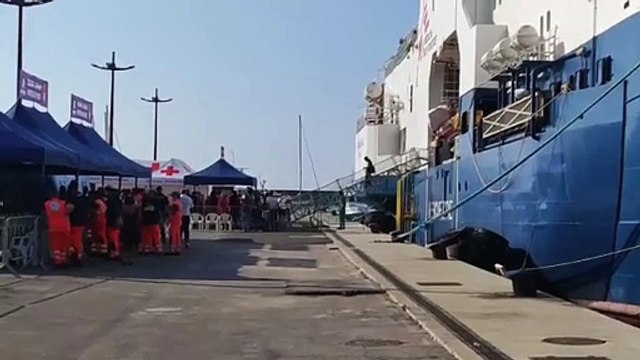 Migranti, l'arrivo della Geo Barents a Salerno