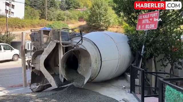 Kartal'da virajı alamayan beton mikseri yan yattı... O anlar kamerada