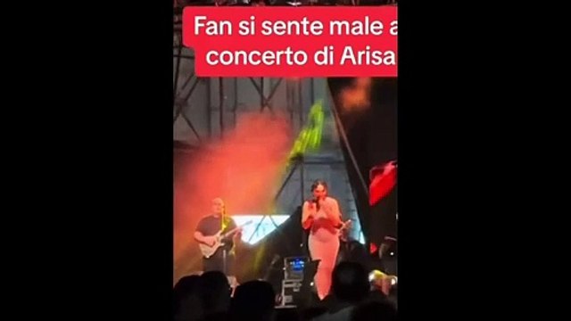 Arisa, al concerto fan si sente male, le interrompe lo show per chiamare l'ambulanza: «Tutto bene? Un bacione»