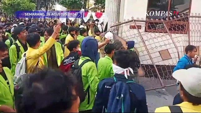 Demo Mahasiswa di Semarang Ricuh , Pagar Balai Kota Ditarik Sampai Roboh