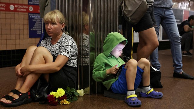 Así se refugian los ucranianos en el metro ante el ataque ruso sobre Kiev