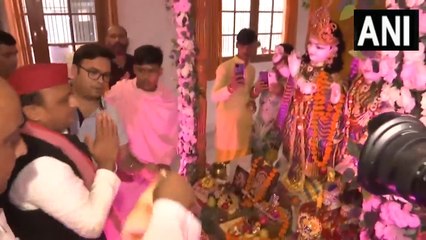 समाजवादी पार्टी प्रमुख अखिलेश यादव ने कहा, "मैं सभी को श्री कृष्ण जनमाष्टी की बधाई देता हूं
