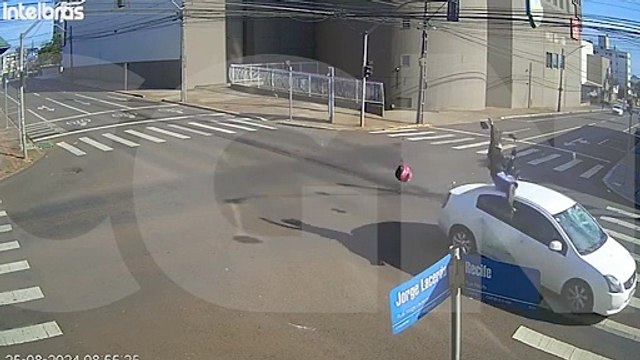 Imagens fortes: Câmera registra acidente que deixou mulher em estado grave na Rua Jorge Lacerda