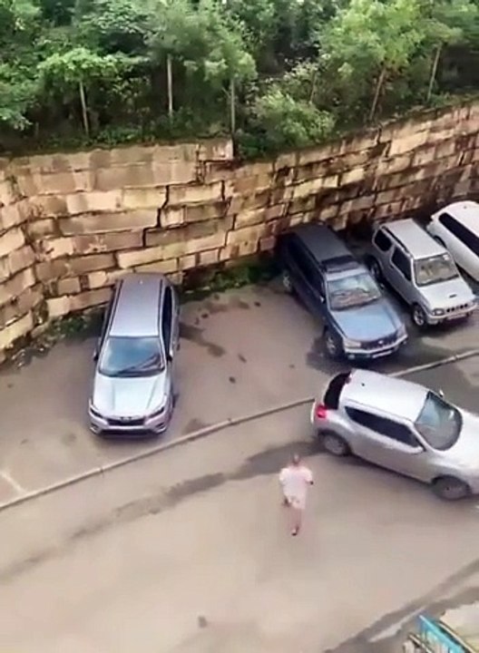 Une conductrice sauve sa voiture in extremis avant l'effondrement d'un mur !