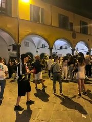 Una banda francese suona in piena notte fra le vie del centro storico di Pisa