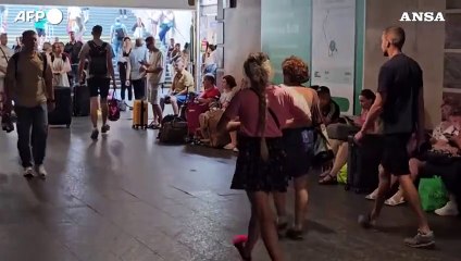 Kiev, i residenti si rifugiano nella metro durante le sirene antiaeree