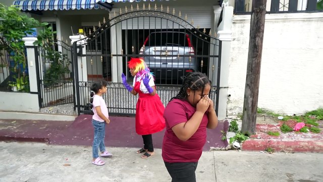Navila y Luciana Llega la payasita