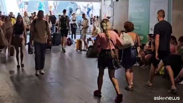Gli abitanti di Kiev sottoterra durante le sirene antiaeree