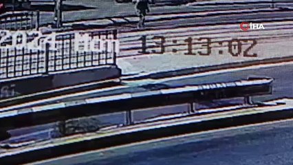 Saniye saniye güvenlik kamerasında! Motosiklet kadını metrelerce havaya fırlattı