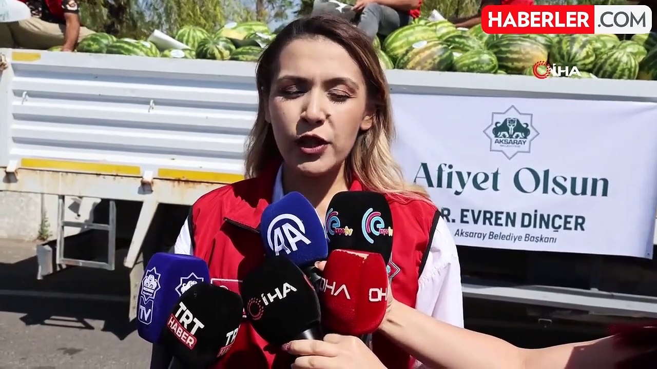 Tarladan tonlarca karpuz toplayıp dağıttılar