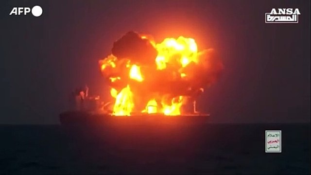 Mar Rosso, petroliera abbandonata colpita dagli Houthi (che diffondono il video)