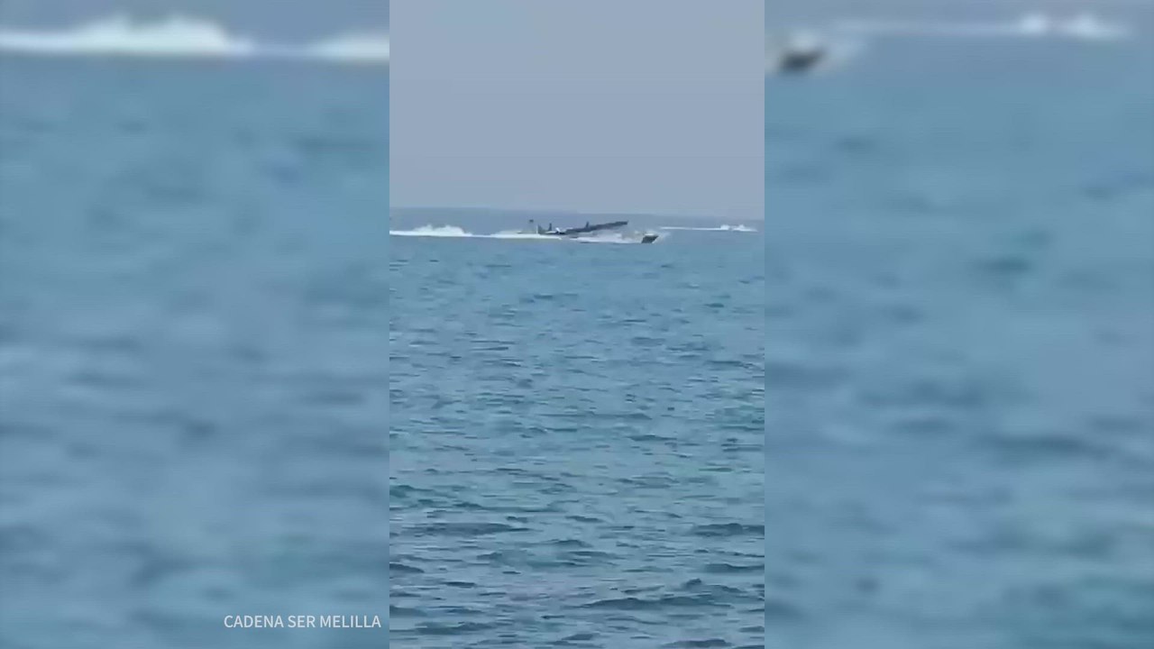Un barco de la Guardia Civil pasa por encima a una lancha con cuatro inmigrantes que intentaban llegar a Melilla