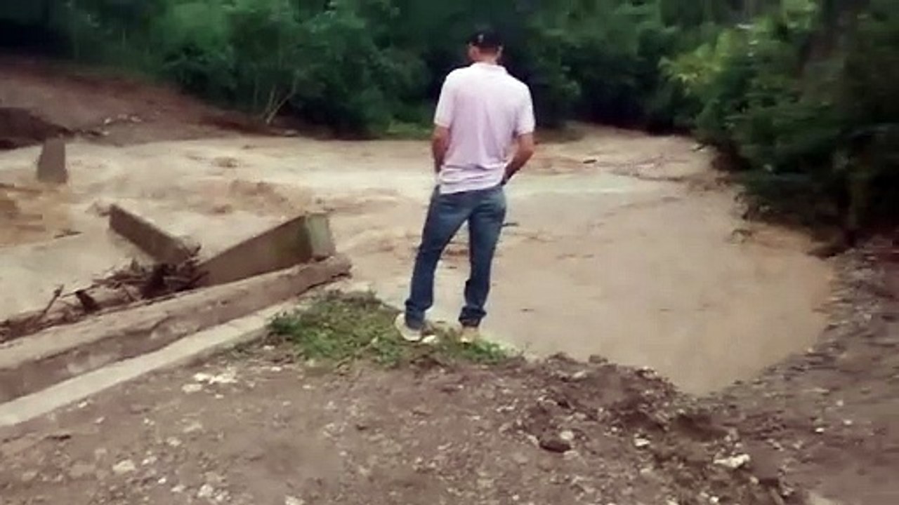 Tormenta provoca enorme creciente del Río de la caja puente del paso que comunica la Aldea El Díptamo, La Unión, Olancho, con la comunidad de La Florida y otros caseríos.
