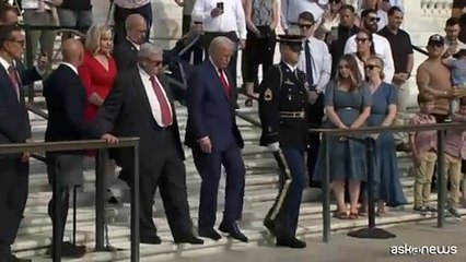 Trump ricorda i caduti nel ritiro da Kabul al cimitero di Arlington