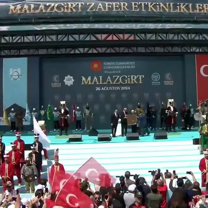 Devlet Bahçeli, Kendisinden 6 Yaş Küçük Erdoğan'ın Elini Öpmek İstedi