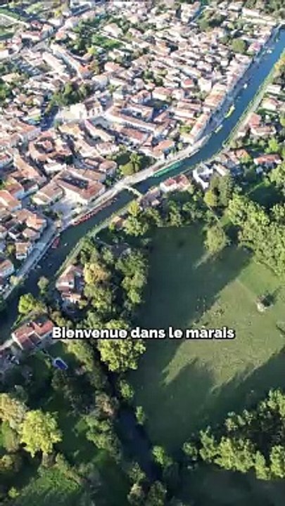 On met le feu sur l'eau !   Tu ne le sais peut-être pas mais dans le Marais Poitevin tu peux mettre le feu sur l'eau !   Comment?   Et bien dans le marais, les arbres et végétaux qui entourent les canaux perdent leurs feuilles à l'automne. Ces derni
